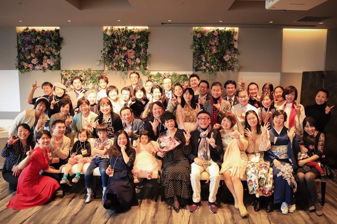 More than thirty smiling guests of all ages, from small children to elders, gathered around Mikiko and Hidehiko at the 2019 Wakachiai Party